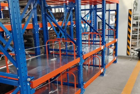 Стеллаж с выдвижными платформами и ограждениями