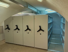 Архивные стеллажи в арочном помещении